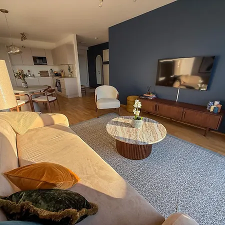 Διαμέρισμα Danube Hills 319 *